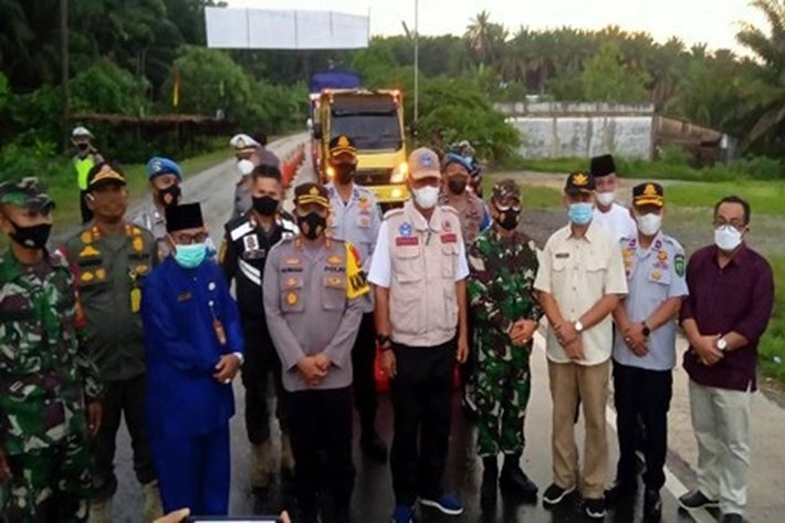 Bupati Suyatno Tinjau Posko Penyekatan Sekaligus Beri Sembako ke Petugas