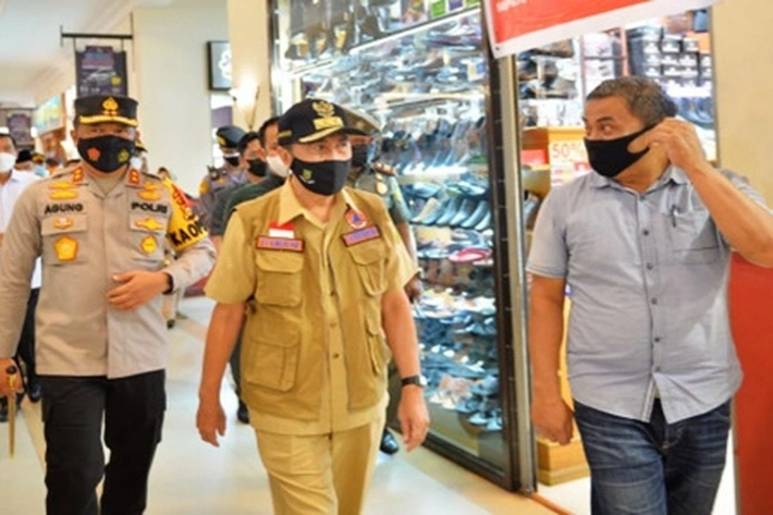 Kasus Covid-19 Meningkat, Gubri Tinjau Pusat Keramaian