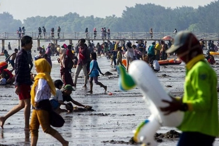 Pelancong Padati Tempat Wisata, Epidemiolog: 'Indonesia Sama Seperti India'