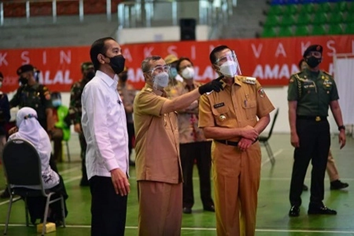 Saat Meninjau Vaksinasi Covid-19 di Pekanbaru, Jokowi Perintahkan Menkes Kirim Vaksin Lebih Banyak