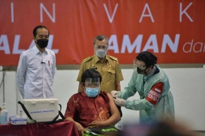 Presiden Jokowi Didampingi Gubernur Syamsuar Pantau Vaksinasi Massal, yang Sudah 'Lampaui Target'