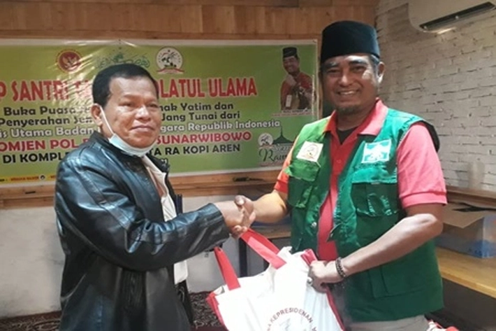 Ketum Santan NU Tengku Rusli Ahmad Salurkan Bantuan Sembako dari Presiden Jokowi