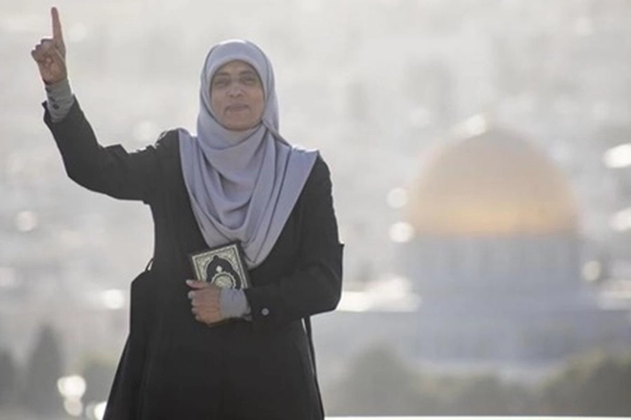 Seorang Wanita Secara Sukarela Lindungi Masjid al-QAqsha, Mengaku Siap Jaga 'Sampai Mati!'