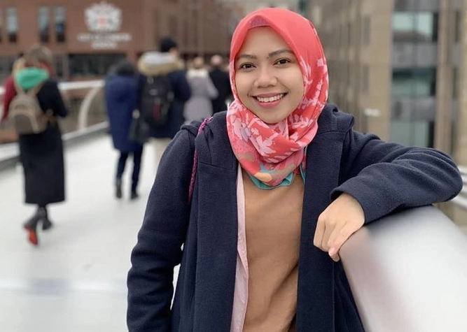 Raeni Anak Tukang Becak Berhasil Ambil S3 di Inggris