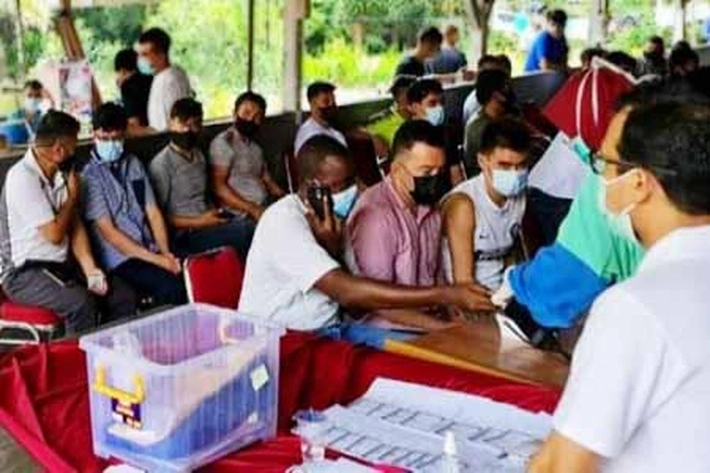 Ditengah Penambahan Kasus Corona Pengungsi Luar Negeri Divaksin, Untuk 'Mencegah Meluasnya Penyebaran Wabah'