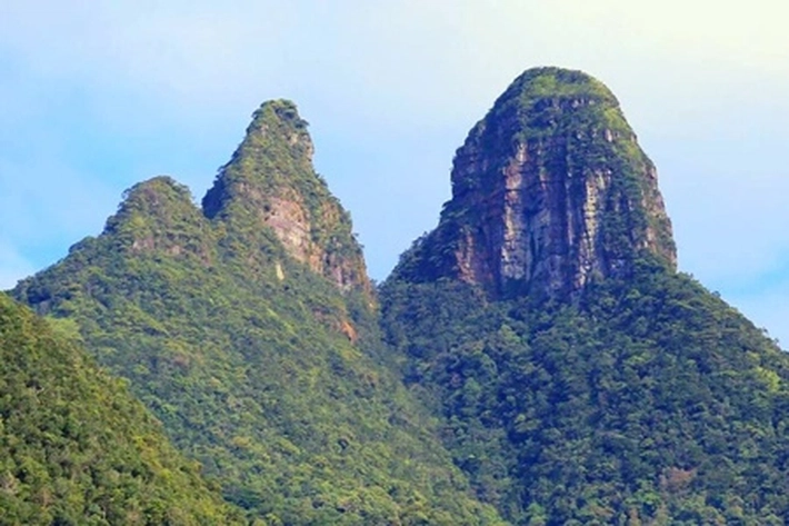 Pegunungan Daik Lingga 'Puncak Perawan Nan Sakral' yang Masih Abadi
