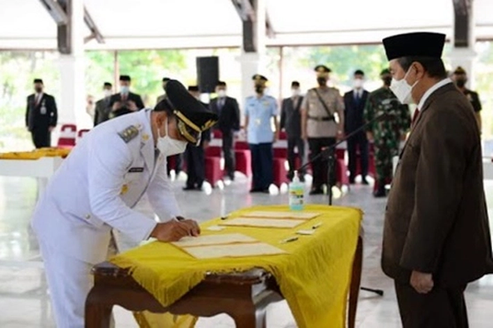 Gubri Lantik Bupati-Wabup Siak dan Rohul di Gedung Daerah