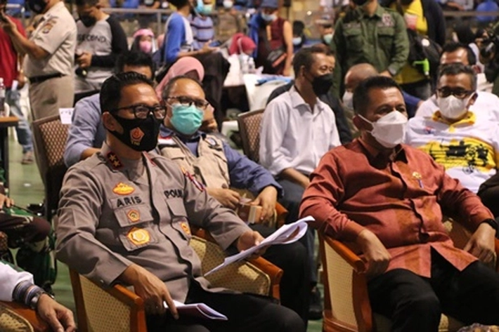 Menyambut HUT Bhayangkara Ke-75, Polda dan Gubkepri Tinjau Vaksinasi Serentak