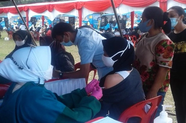 Warga Membludak di Premiere Hotel dan Bataliyon Baterai A, Orang Berdatangan 'Vaksinasi Tak Ada Jaga Jarak'