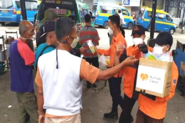 Ditengah Pandemi, Rumah Zakat Salurkan Masker dan Vitamin