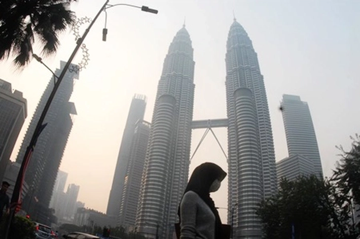Malaysia Lockdown Ketat, Warga Kibarkan 'Bendera Putih Minta Tolong'