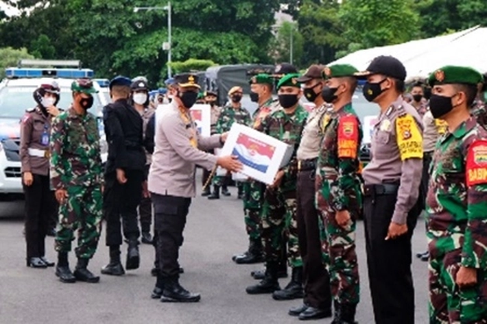 Kapolda dan Danrem Melepas Keberangkatan Bantuan Sosial Paket Sembako Untuk Warga Terdampak Pandemi
