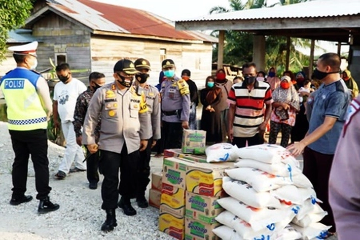 Kapolres Rohul Kerahkan 50 Personel Bagikan Sembako ke Warga