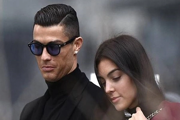 Cristiano Ronaldo Manjakan Kekasih, Beri 'Uang Bulanan Fantastis'