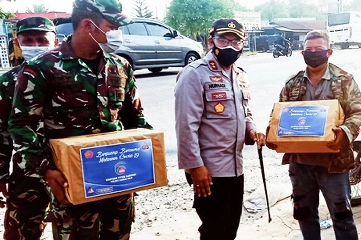  Polres Rohil Bagikan Sembako, Ringankan Beban Masyarakat di Masa Pandemi