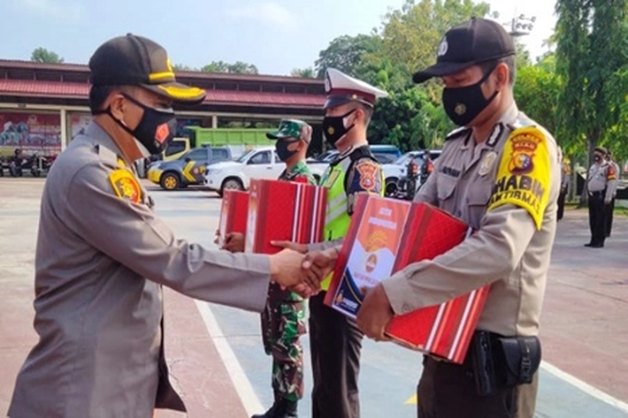 Polres Inhu Salurkan Sembako PPKM Mikro untuk Warga Terdampak Covid-19