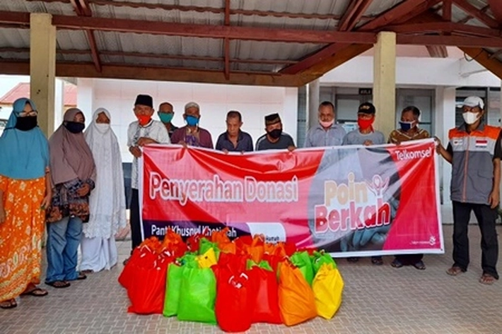 Telkomsel dan Rumah Zakat Salurkan Sembako Bagi Panti Jompo Ditengah Pandemi