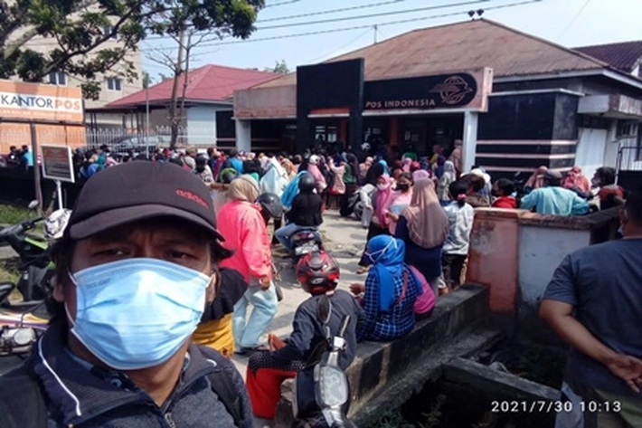 Demi Bansos Rp600.000, Warga Pekanbaru Rela Berdesakan Abaikan Prokes