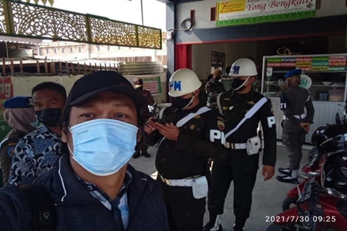 Asyik Nongkrong di Warung Kopi Tanpa Prokes, Warga Kocar Kacir Lihat Kedatangan Razia Satpol PP
