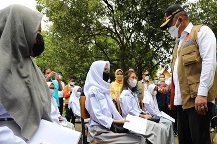 Kepala BNPB Letjen TNI Danip Warsito Tinjau Vaksinasi Siswa di SMAN 8 Pekanbaru