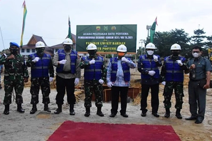 Wagub Tinjau Pembangunan Markas Korem 031/WB Bersamaan Dilakukannya Vaksinasi