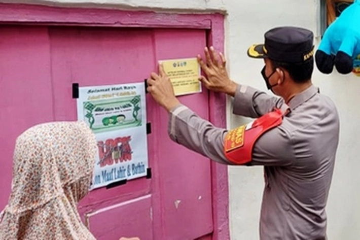 Polisi Mulai Tempeli Stiker Rumah Warga yang Belum Divaksin