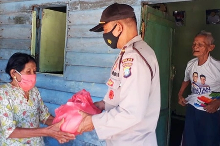 Polsek Gunung Kijang Bakti Sosial Salurkan Sembako dan Masker