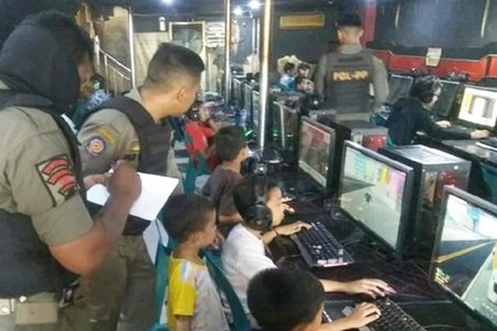 Cegah Corona Meluas, Satpol PP Tertibkan Warnet dan Pengunjung