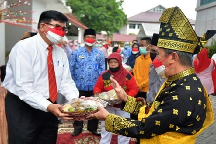 Gubernur Syamsuar Akui Angka Kesembuhan Riau 87 Persen, Nakes Terus 'Diberi Semangat dan Motivasi'