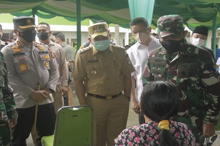 Wabup Siak Husni Merza Bagi Masker ke Rumah Ibadah dan Pasar Tradisional