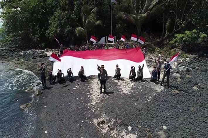 Kapolres AKBP Tidar Wulung Dahono Patroli ke Pulau Terluar, Juga 'Kibarkan Bendera Merah Putih Raksasa Diperbatasan'