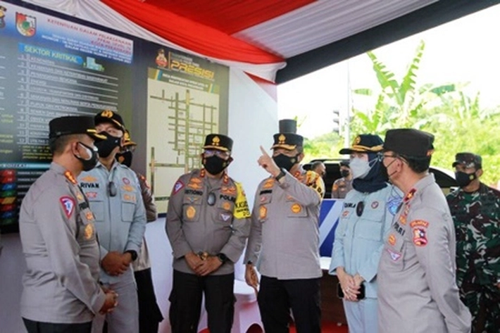 Kapolda Riau Dampingi Kakorlantas Polri Tinjau Pos Penyekatan PPKM