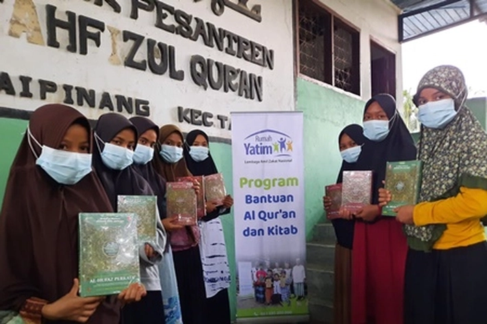 Rumah Yatim Salurkan Kitab dan Al-Qur'an Diberbagai Pondok Pesantren Riau