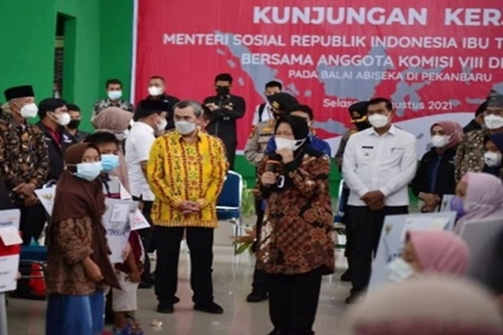 Mensos Tri Rismaharini Menyerahkan Berbagai Macam Bantuan ke Riau