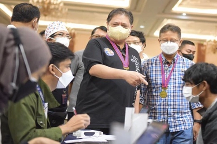 Vaksinasi Masyarakat Umum Untuk Pemulihan Kesehatan dan Ekonomi Nasional, Kata Airlangga
