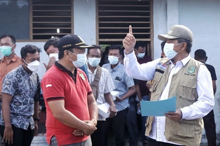 Bupati Alfedri Serahkan 3.000 Pcs Masker ke Kampung-kampung 