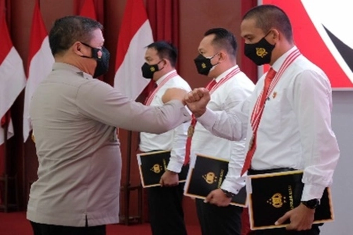 Kapolda Riau Irjen Agung Setia Imam Effendi Beri Penghargaan pada Personel Berprestasi