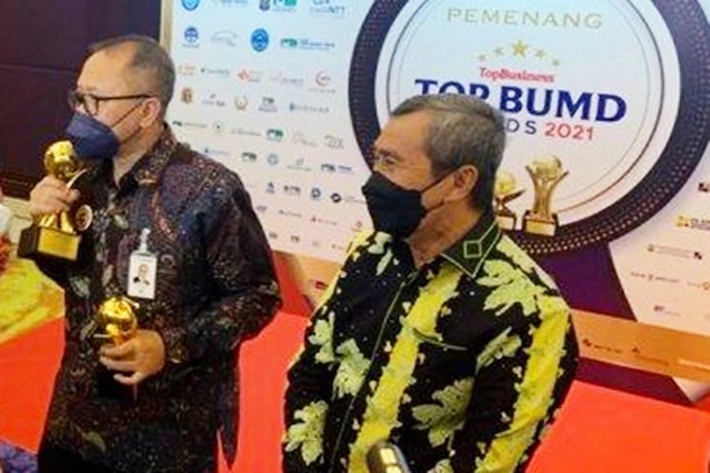 Gubernur Syamsuar Sukses Bina BUMD dan Menerima Penghargaan