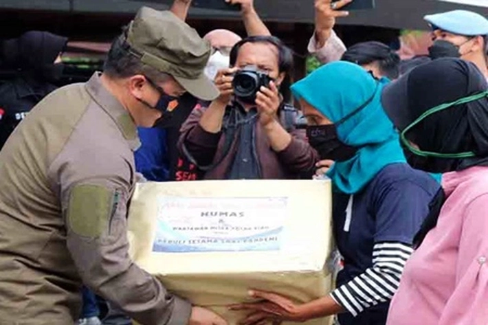 Bidhumas dan Wartawan Mitra Polda Riau Salurkan Paket Sembako