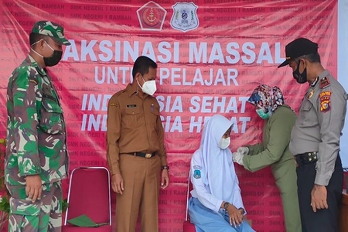 Vaksinasi Massal Digelar di SMKN 1 Rambah, Saat Disuntik 'Ada Pelajar Ketakutan dan Menjerit'