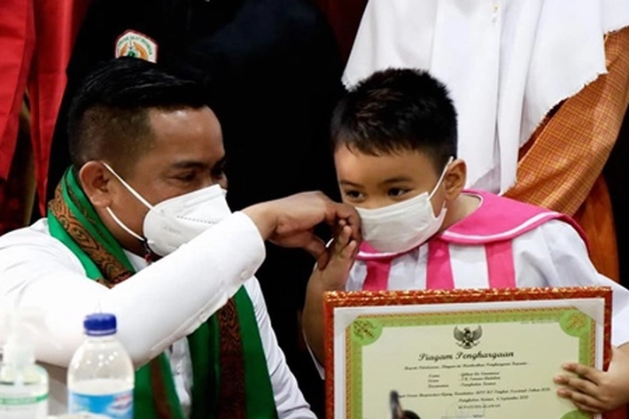 Bupati Zukri Beri Perhatian Guru dan Siswa, Sekaligus 'Menyerahkan Sertifikat Berprestasi'