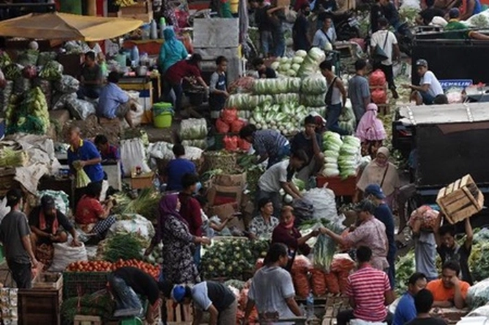 Pedagang Pasar yang Terpuruk Dibantu, Tapi Diingatkan 'Tetap Waspada dan Jaga Prokes'