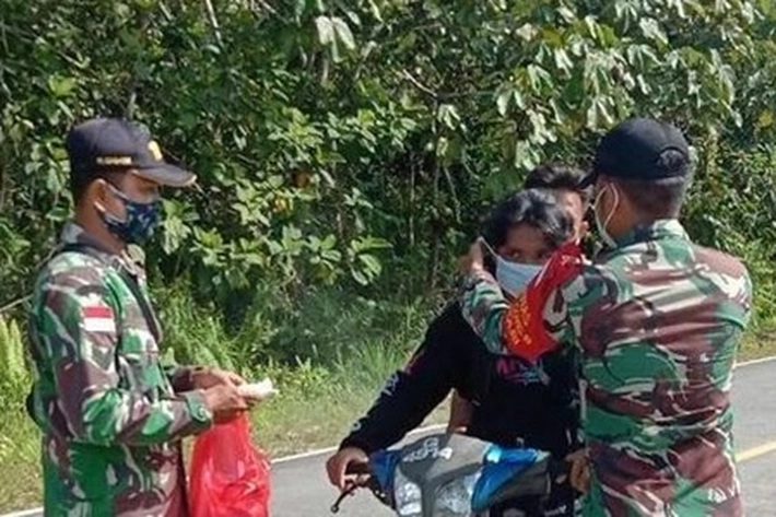 TNI Bagikan Masker Untuk Pelajar dan Warga di Perbatasan RI-Malaysia
