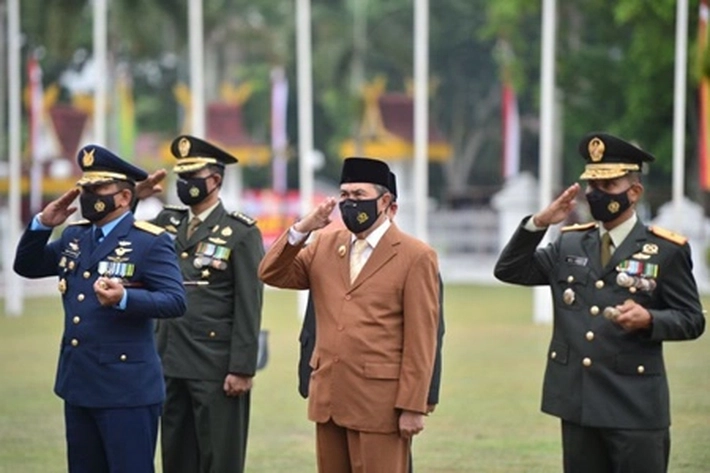 Gubernur Syamsuar Ikut Hadiri Peringatan HUT Ke-76 TNI