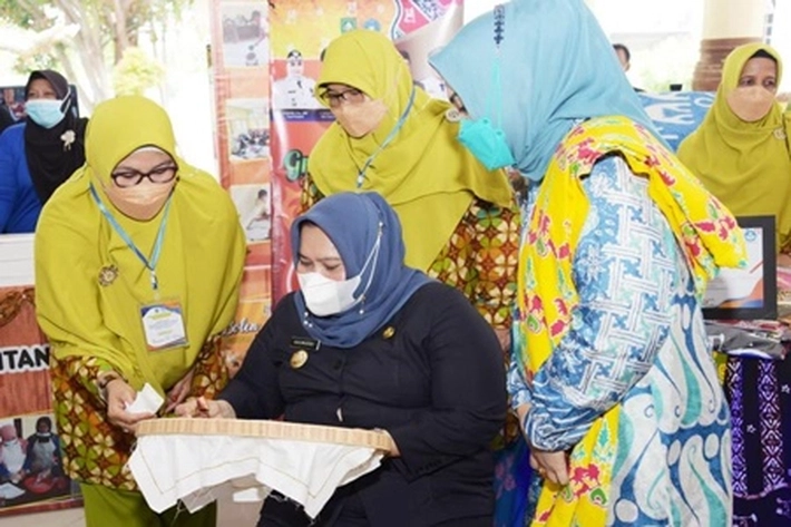 Bupati Kasmarni Membatik Bersama Pemenang Stan Terbaik Bazar PKH-P