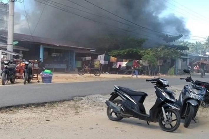 Polsek Tambusai dan Warga Bantu Evakuasi Rumah Warga Terbakar