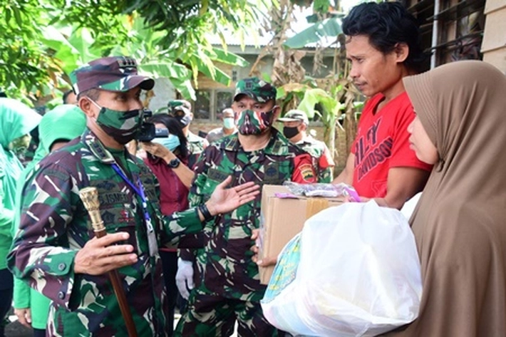 Danrem 031WB Brigjen TNI M Syech Ismed Kerahkan Bantuan untuk 5 Ribu PKL dan Warung 