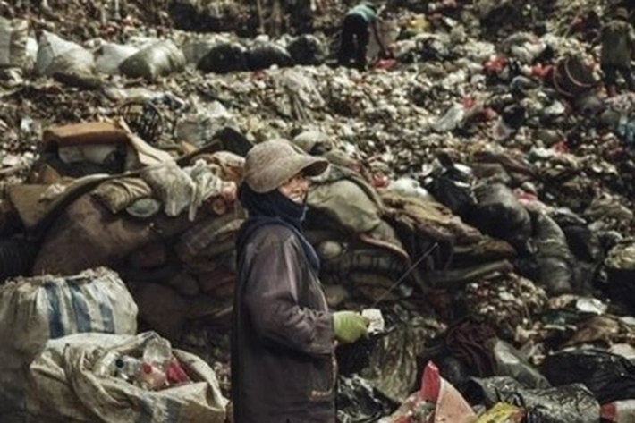 Mereka yang Tetap Tersenyum Ditengah 'Kerubungan Sampah', Merasa 'Seperti Dihantam Godam'