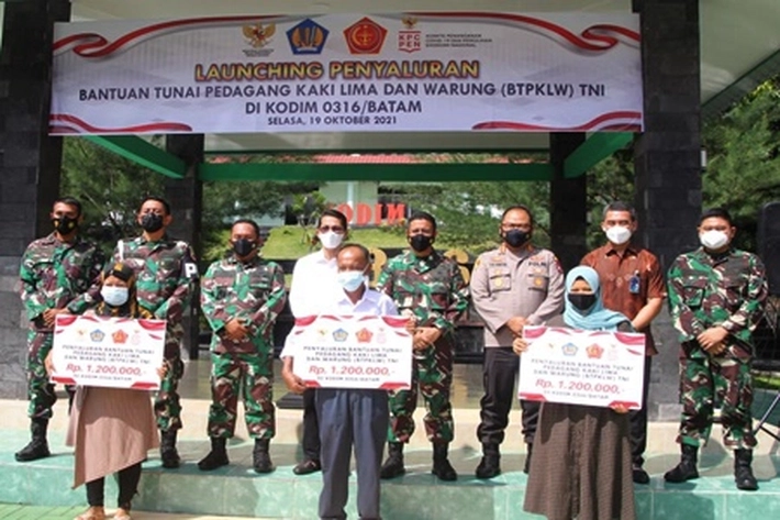 Jajaran Korem 033/Wira Pratama Launching Bantuan Tunai Pedagang Kaki Lima dan Warung