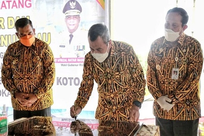 Gubri Didampingi Wagub dan Bupati Resmikan Jembatan Sei Siasam, yang 'Sudah Lama Dinantikan Warga Rokan Timur'